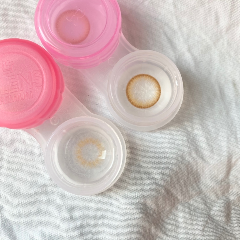 [ 그래픽 디자인 ]

🌷폴라 브라운 (위)
정말 밝은 브라운 색상이고 생각보다 붉은 기가 많이 돌아요 발색이 정말 진하고 써클라인이 갈색으로 되어 있고 색상은 브라운보단 헤이즐이라고 하는 게 더 맞을 것 같아요

🌷스페니쉬 리얼브라운 (아래)
패턴이 불규칙해서 더욱 자연스럽고 써클라인이 없어요 브라운 색상이 조금 밝은 편 이긴 하지만 데일리로 사용해도 괜찮을 것 같아요 