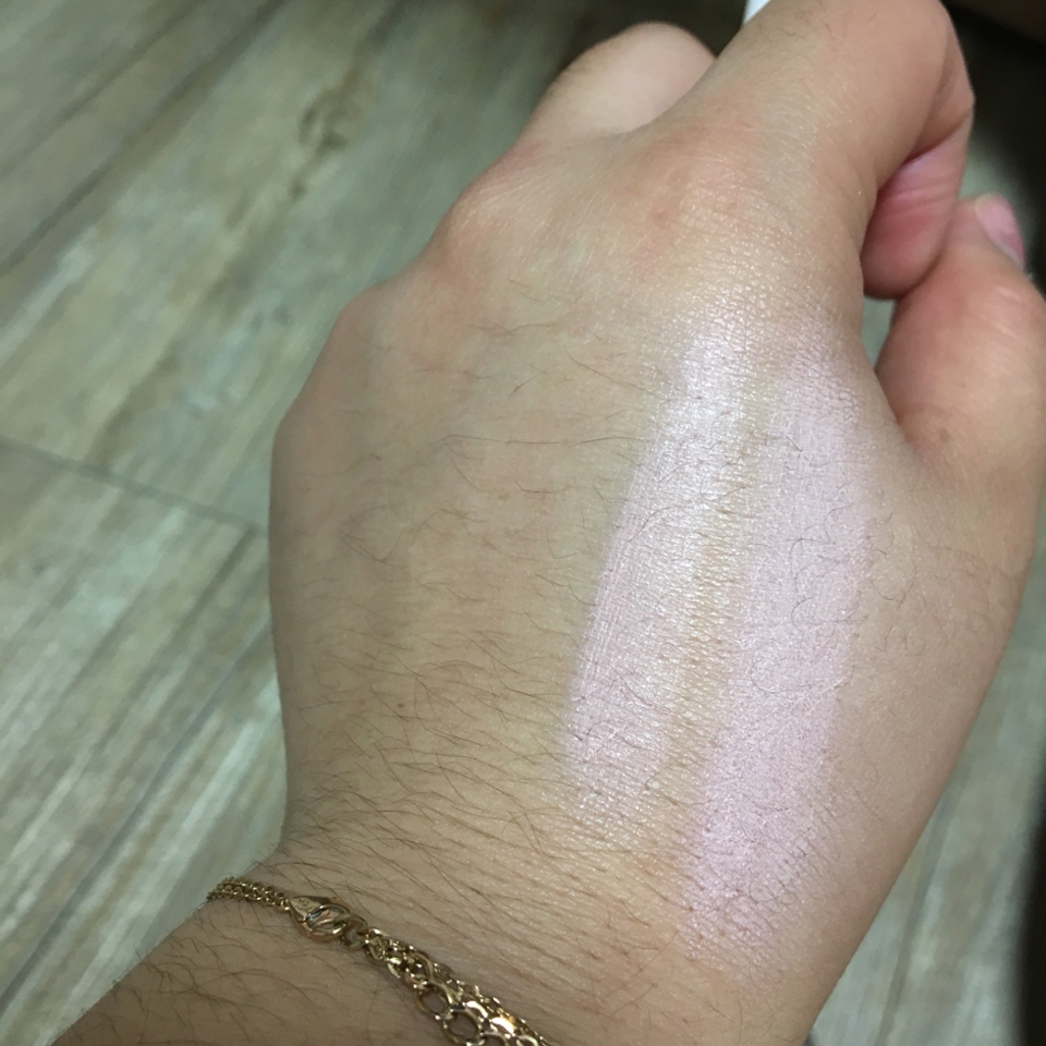 왼- 아리따움  
오- 루나

아리따움이 좀 뻑뻑한 반면 루나는 촉촉하고 크리미 합니다 !! 그리고 아리따움이 좀더 흰끼가 많이 도는거같아요 저는 루나를 뽑고 싶어요👍