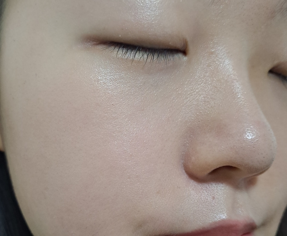 애프터
홍조끼, 모공, 블랙헤드는 자연스럽게 다 가려줘요.
피부표현이 깔끔하고 예뻐서 넘 좋아요!