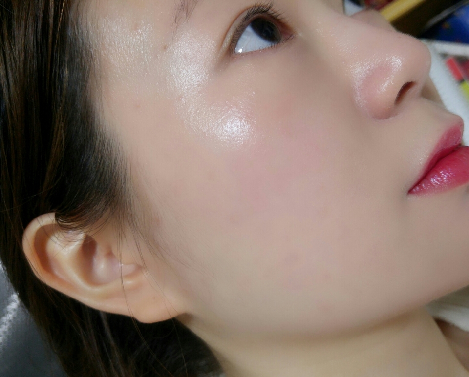 이거 진짜진짜 촉촉해요❤❤❤
씻구 스킨케어 바른직후가 아니라 스킨케어후 6시간? 정도 지난 피부(수분기 다 날아가고 기름올라온 피부😒)에 그냥 바른건데도 들뜸없이 촉촉하게 발려서 건성분들한테 진짜 추천해요👍