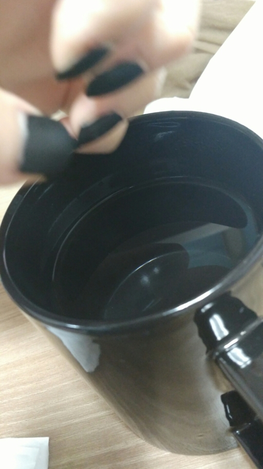 진짜 간단해요 ! 뜨거운물에서 나오는 수증기가 끝 !
손가락전체를 한번에하기보단 손가락하나씩 30초동안 물에 손넣으시지마시고 수증기에만 갖다대주세용