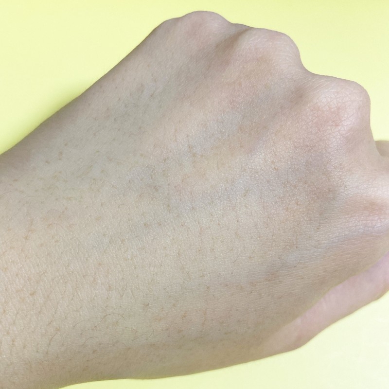 내용물을 손등에 흡수시켜 봤어요. 점성이 없는 액체형의 내용물이라 빠르게 흡수가 되더라고요.

끈적임 없이 깔끔하게 흡수된 모습입니다. 촉촉하게 수분을 채워주면서 마무리는 번들거림, 무거움 없이 깔끔하게 되는 편이라 사용하기 편합니다.