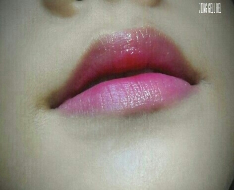 립도 같은 제품으로!! 촉촉한 제형이 과즙상과 더 잘 어울리는 것 같아요!
사용제품: 더페이스샵 멜팅 컬러 립 크리머 
05 젤싱 코랄