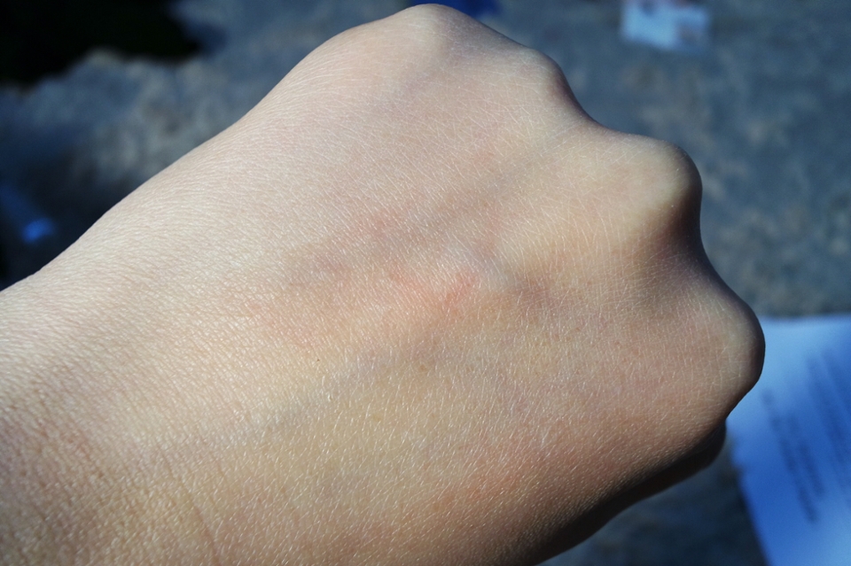 바로 지운뒤 착색이에요!
둘다 옅은컬러라 착색은 거의 없는 편이에요

오렌지를 먼저 구매후 부드럽게 발리는게 맘에 들어서 핑크도 산건데요
오렌지에비해 핑크가 발림이 안좋고 뻑뻑해요 잘 안발려서 계속 비벼야해요 ㅜ_ㅠ


