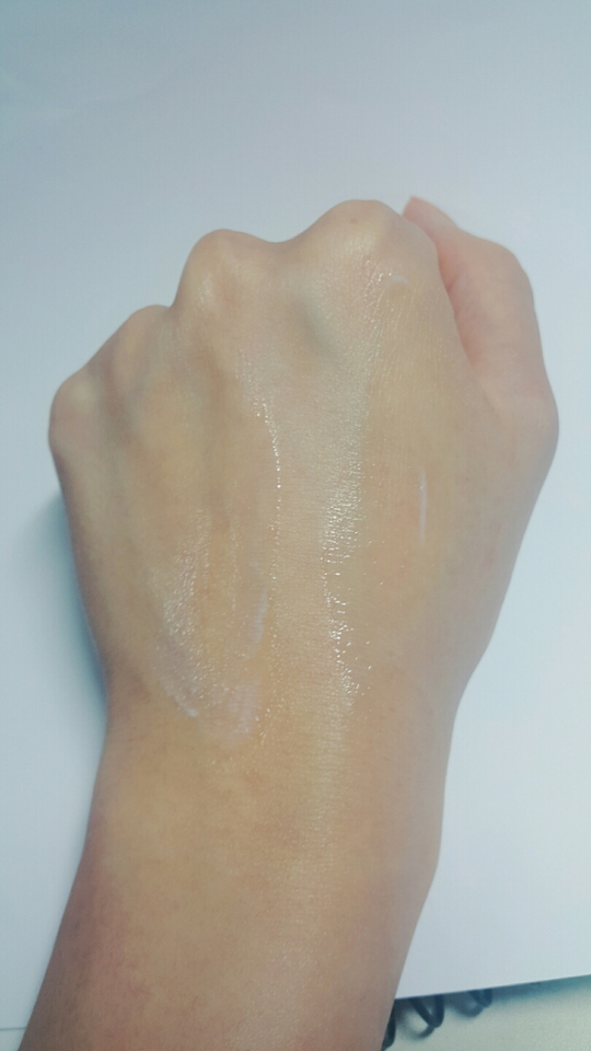 두번정도 문질러서 흡수 시켜보았습니다

둘다 발랐을 때 큰 차이는 없었어요
바를때는 오른쪽 퍼펙트가 더 가벼운느낌인데
바르고 나서는 퍼펙트가 약간 광이 나는편이에요

미네랄 에센스는 발랐을 때 그냥 크림같이
끈적거리지도 않고 촉촉해요