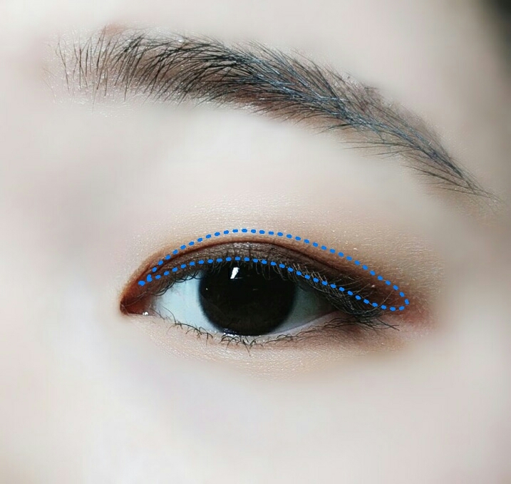 *에뛰드하우스-플레이101펜슬 49호
*에뛰드하우스-미모의 한계를 넘어서!
갈색 아이라이너로 아이라인을 두껍게 그리고 블렌딩 시켜주고 그위에 아까바른섀도우를 발라주세요