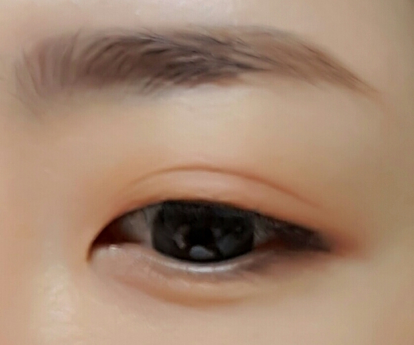 급한맘에 세수도 안한 모닝민낯에 손가락으로 문질.
2호 쉬머섀도에요~ 
아몰랑 발색샷이 망했는데 뷰티샷 때문이에요.. 
내욕심에 그만!! 
바세린광나는 펄이 들어있는데 귀신같이 무광으로 만들어버리는 너란 뷰티샷.