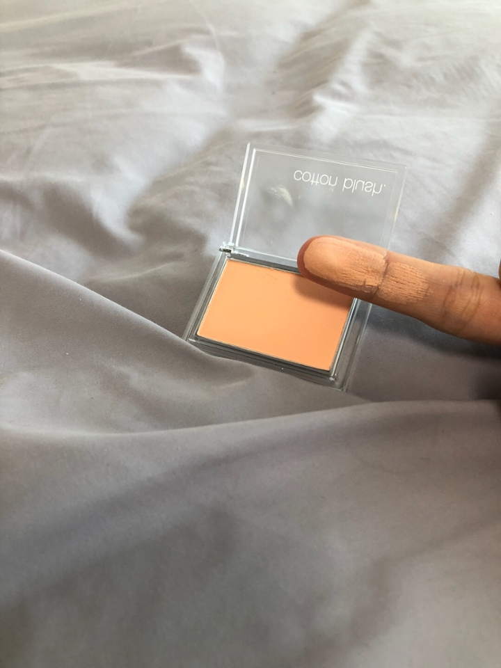 하지만! 손으로 발라보면 살구보다는  오렌지 가루? 같은 느낌의 색상이에요 뭉치지도 않고 고르게 발립니당