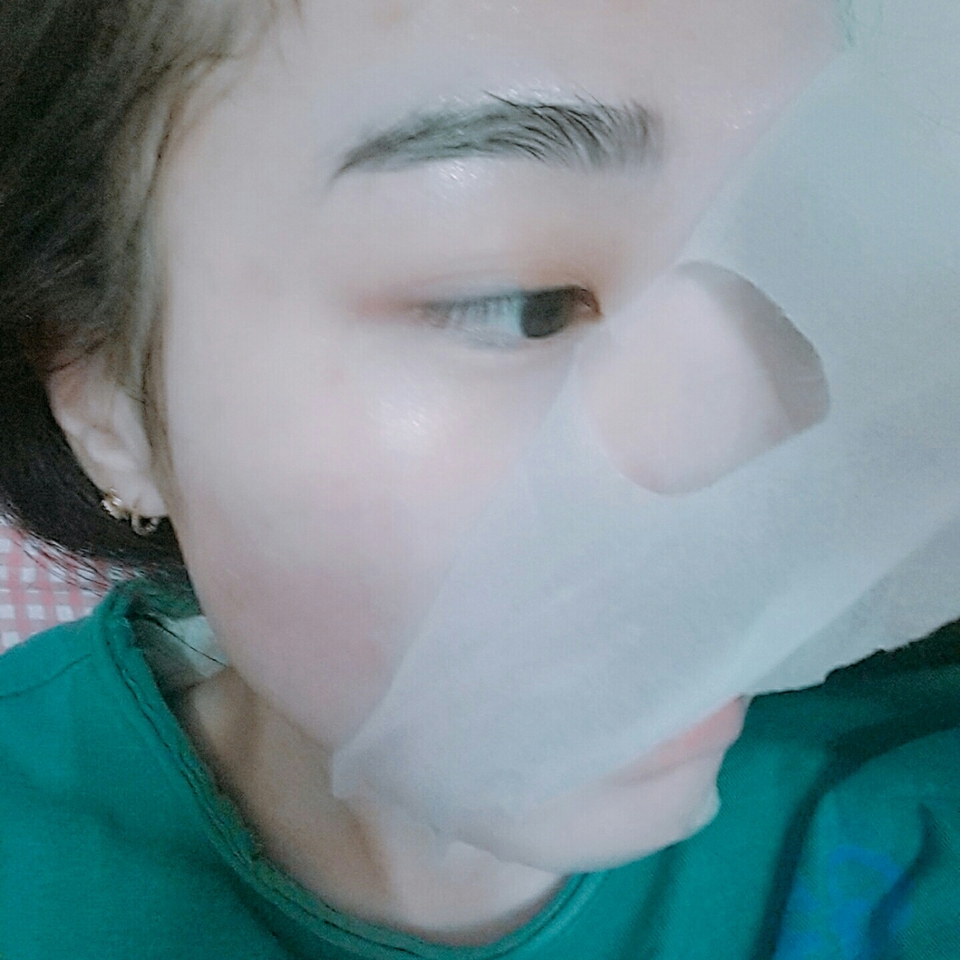 20분 후에 팩을 떼어냈어요.
냉장고에 넣어 시원하게 한 후에 팩한건데, 팩하는 동안 쿨링효과 짱이었어요! 엄청 시원해요 진짜...