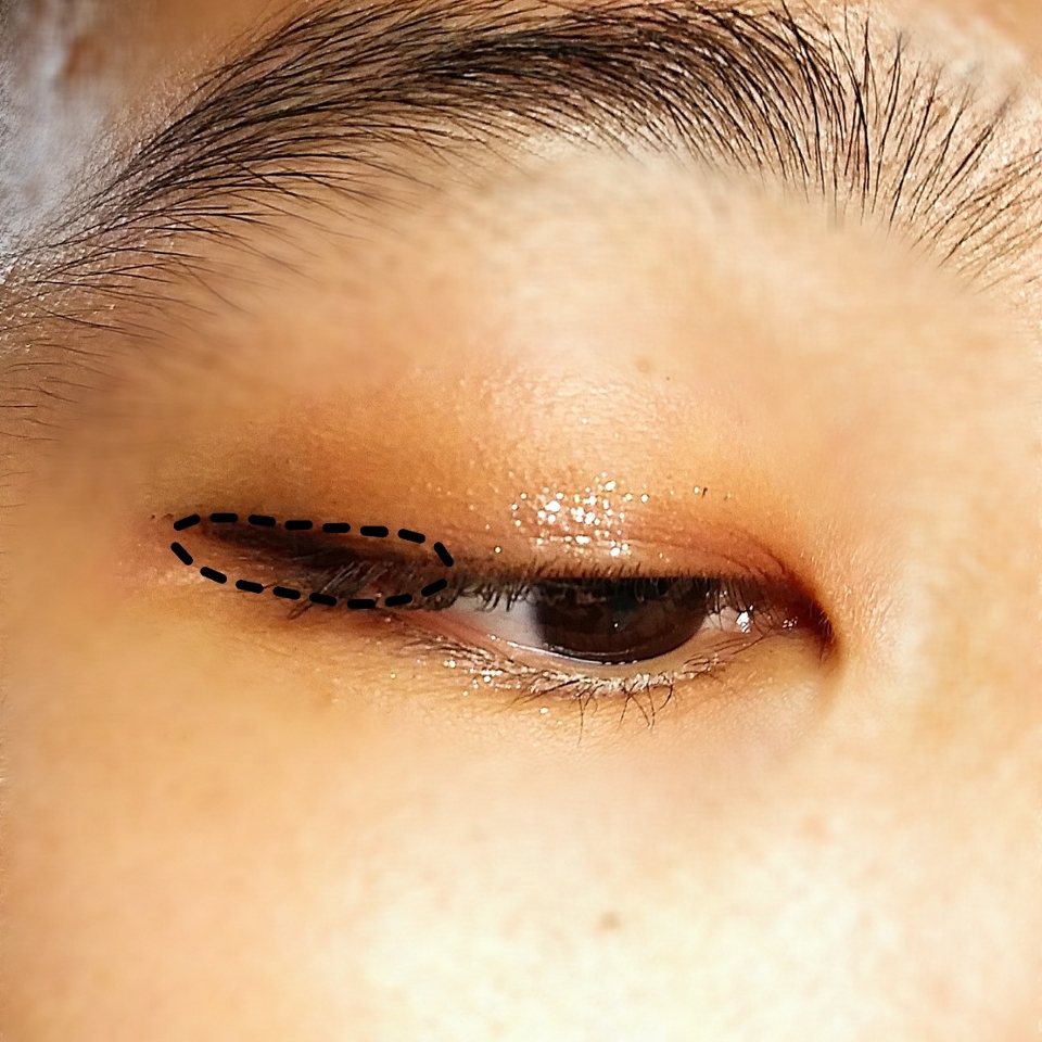 
✅ 블랙색상 아라로 꼬리를 빼주세요

-머지 더 퍼스트 펜 아이라이너 블랙문

✅뷰러 후, 블랙색상 마스카라를 뭉치지 않고 자연스럽게 살짝만 발라주세요 

-페리페라 잉크블랙카라 볼륨컬링
