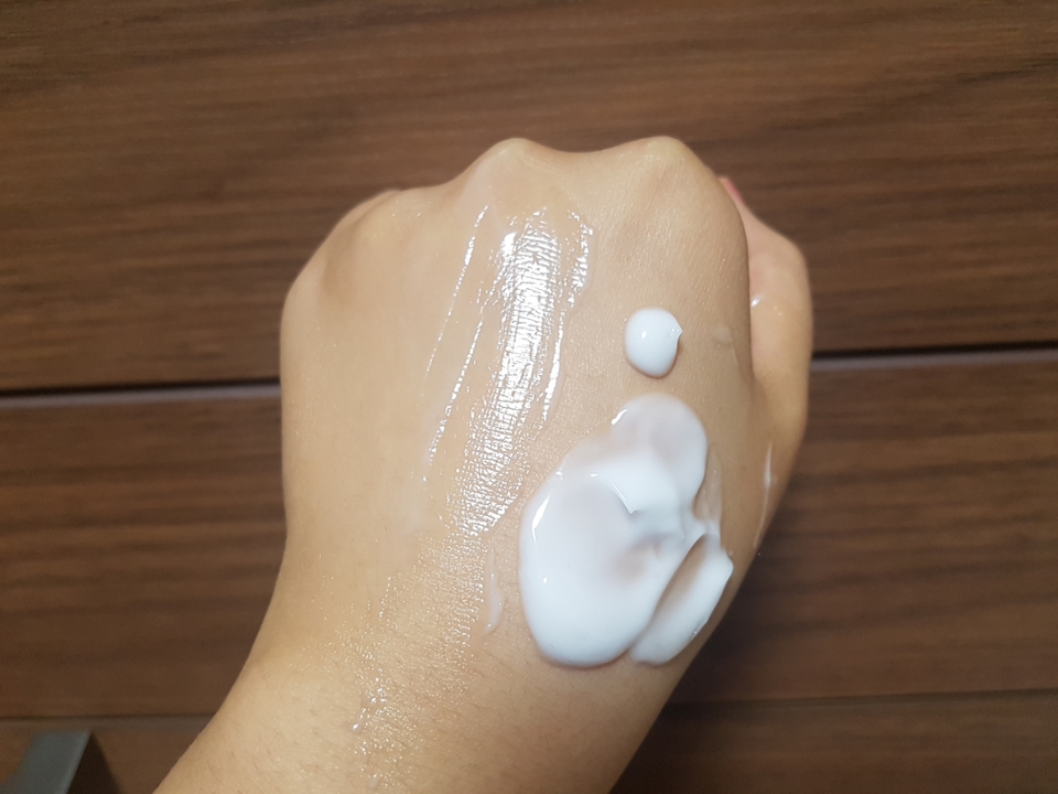 요런 느낌  수분 크림같은 느낌이에요~~😆
