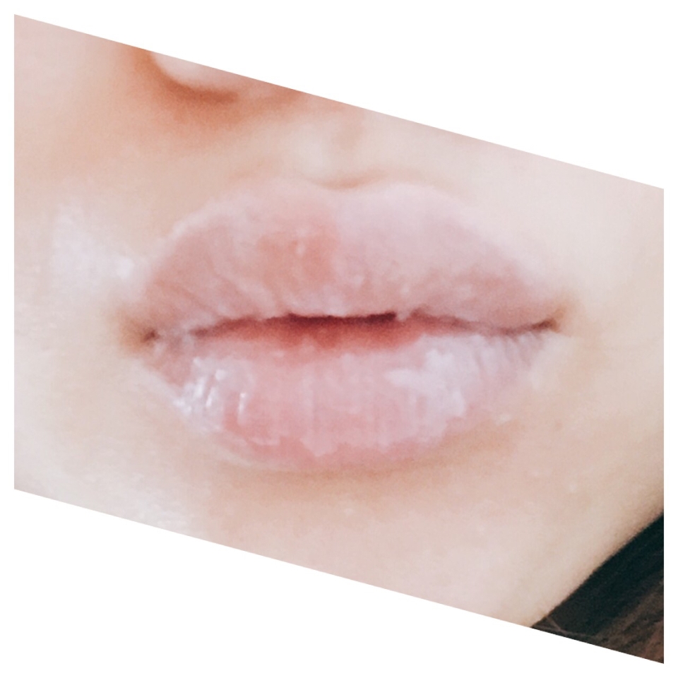 이렇게 불은 입술은 휴지나 타월로 가로로 문질러서 닦아주세요! 
살짝 닦으면 각질이 밀려나오지 않으니까 약간- 힘 주셔서 가로로 벅벅 해 주세요!