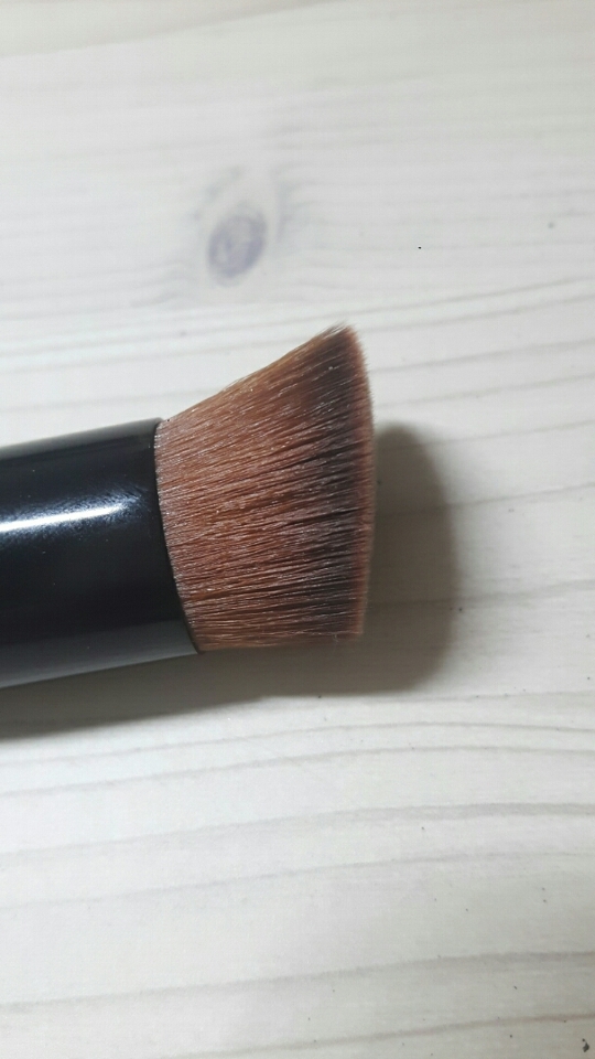 이렇게 사선으로 잘려있어서 바르기 편해요!