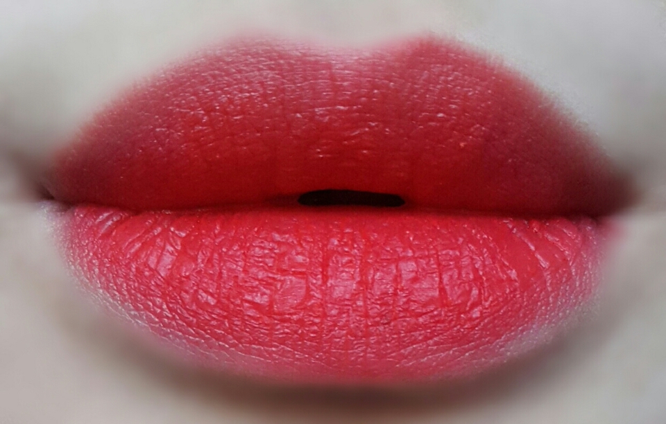 색은 당근색이예요  주황색에 핑크한방울
넣은색 정도 아주홍당무색은아닌데
당근색하고 비슷해요 진짜이쁜색감 이거바르고 뽀뽀하고싶네요 😙😙😙

+이리뷰가 마음에 드신다면 좋아요꾸욱😘
+질문 좋아해요! 궁금한건 질문해주세용😗