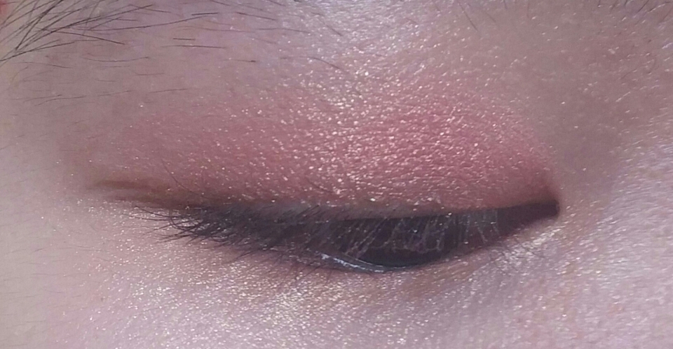 핑크코랄컬러를 눈전체에 발라줬어요