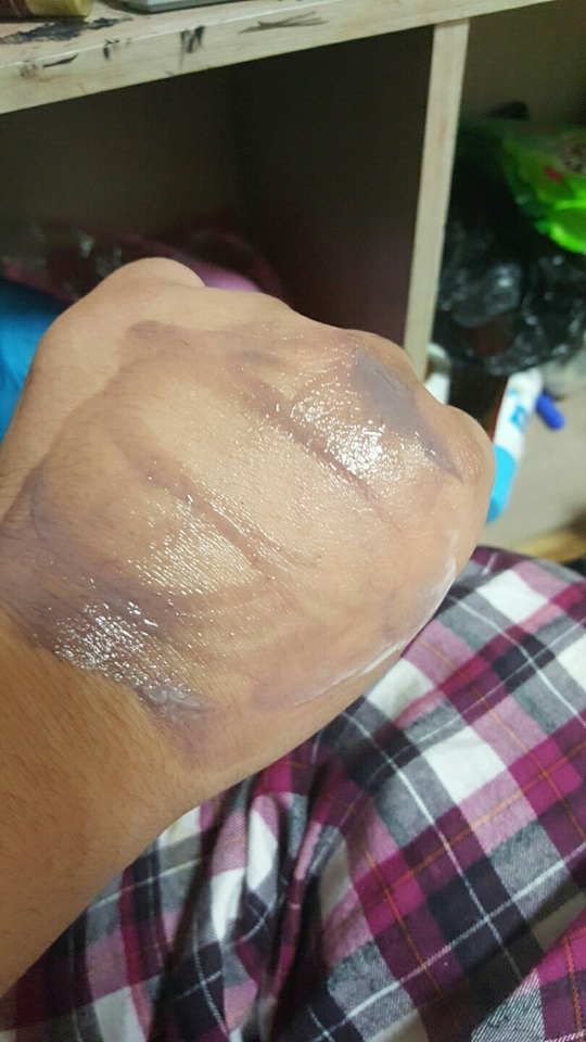 문질문질..... 흠 때구정물?ㅋㅋㅋ
이게 클렌징이 되면서 색이 이렇게 되는거예요.
