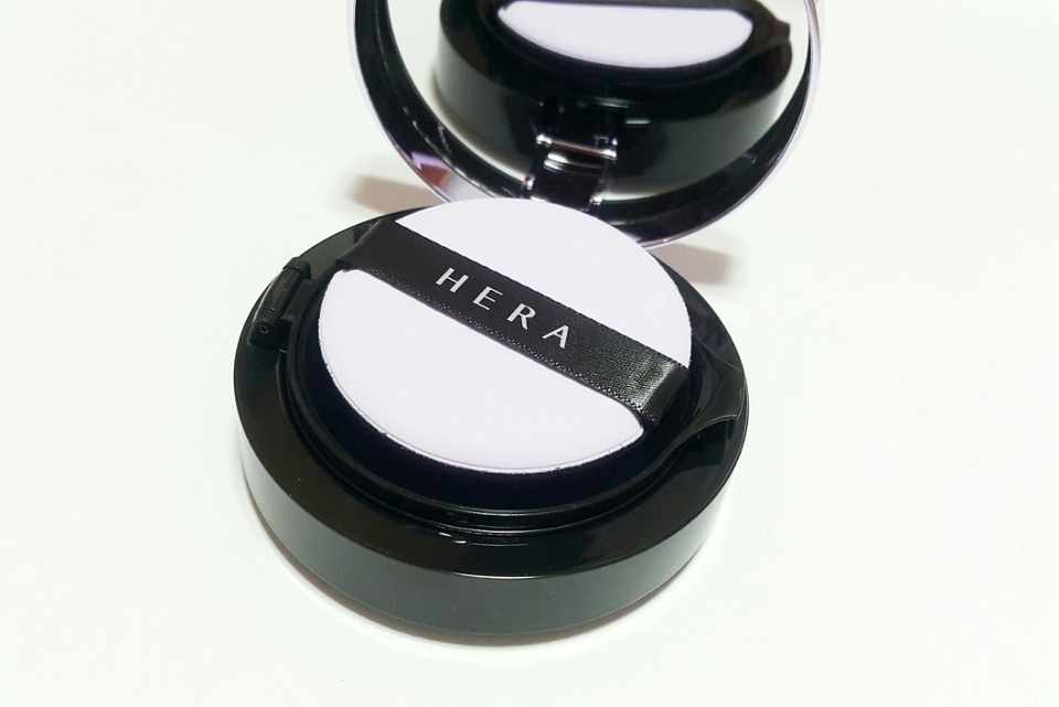 다른 쿠션 제품들처럼
버튼이 있는게 아니라 자석식으로
열고, 닫고 할 수 있는 쿠션 케이스에요