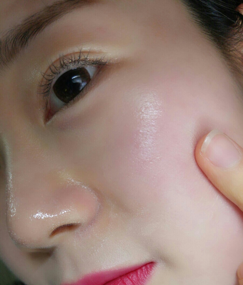 피부가 건조해서 갈라질때 그냥 그 위에 파데를 덧바르면 뭉치기도하고 안예쁘거든요
근데 보습밤을 이렇게 해주면 건조한 피부에 다시 보습감도 주고 베이스를 그 위에 올릴때 새로 화장한것처럼 뭉침없이 깨끗한 피부를 만들어준답니다👍👍