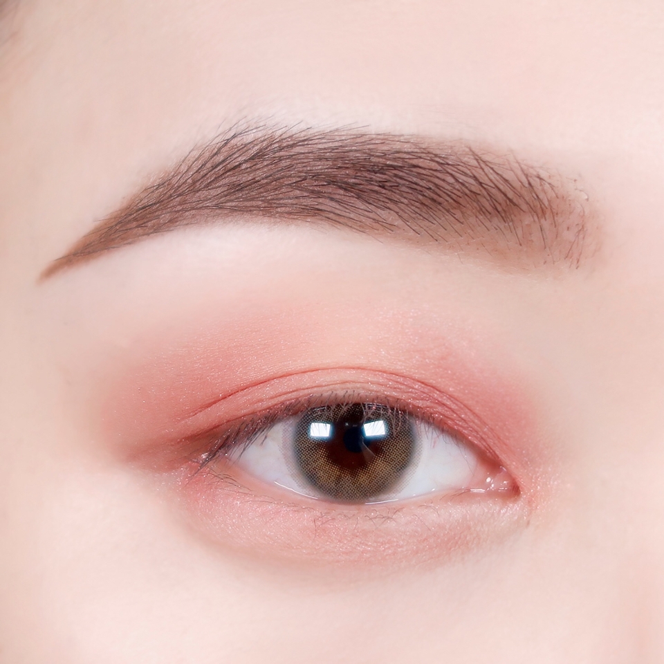 중앙은 비워준뒤 눈 앞뒤로, 언더 삼각존까지 발라주고 힘이 없는 브러시로 블렌딩 해줘요!