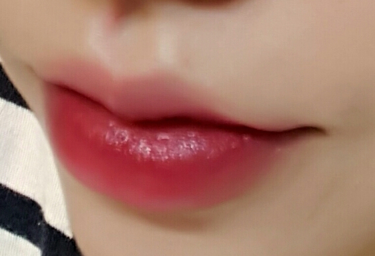 이거는.. 1호와 2호의 립앤칰입니다.
2호를 베이스로, 1호를 안쪽에만발라 그라데이션.. 
아몰랑 얘도 발색샷이 망햇네요ㅠ색감은 비슷한데 그라가 묻힘ㅠㅎ 쨋든 입술이 하나라 아쉬웠던 발색샷☆

봐주셔서 감사합니다~♥

