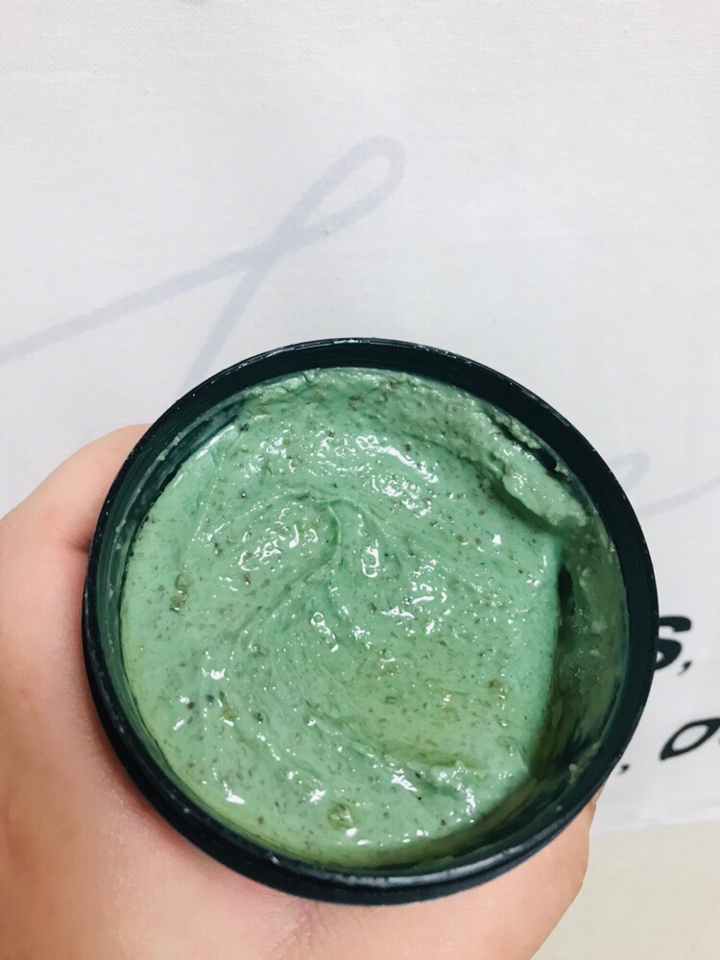 일본에선 일반 슈렉팩과 꿀이 들어가있어 더 촉촉한 SP가 쓰여져있는 제품이 있어요   저는 그냥 무턱대고 집어왔더니 SP가 쓰여진 제품을 사왔네요   꿀이 들어가있어서 겨울에 쓰기 좋을것같아요   그리고 원래버전보다 수분이 많아요   그래서 뚜껑을 열면 약간 물기가 있는 것을 볼 수 있답니다   
