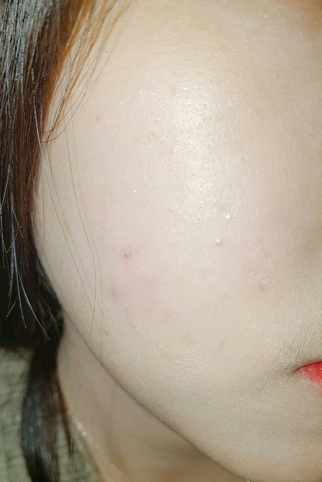 화장 후 여덟시간 뒤 입니다 쿠션파데로 한번 두둘겨 준 적 있어요! 이정도면 지속력 괜찮죠~?
정말 별 거 없지만 여러분께 조금이나마 도움이 됬길..♡
♥좋아요꾹♥