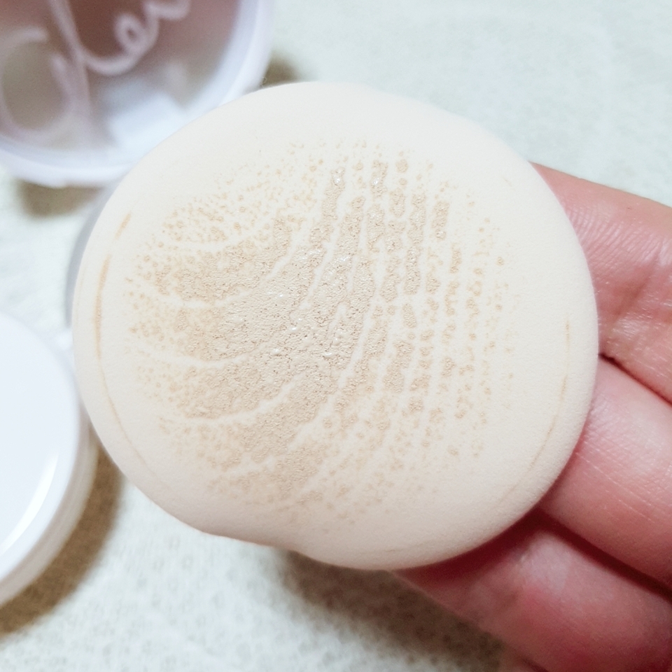 그 덕분인지 양조절에도 도움이 되는것 같아요.
전체적으로 살짝 갖다대기만 해도
이 정도 묻어나오는 걸 보니
12g이지만 양이 상당해 보이는 느낌!