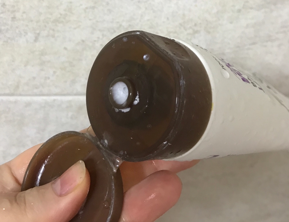 입구는 커서 한번짜면 양이
많이 나오기 때문에 양조절필수입니다 