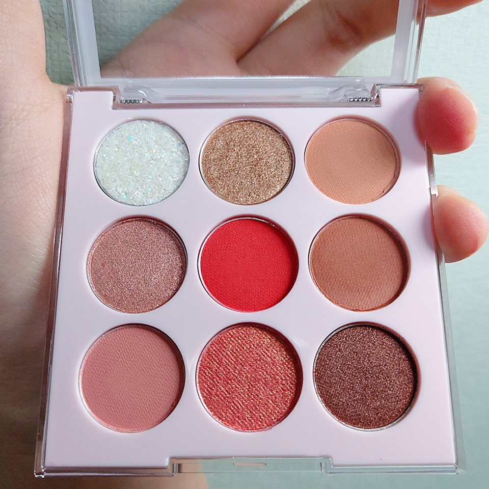 키핀터치 아이스젤리 비건 아이팔레트 '글리터 핑키스트' (30000원)

저는 언파스토어에서 18000원대 정도의 할인된 가격으로 구매했어요:>
매트 섀도우 3개, 쉬머펄 섀도우 1개, 글리터 섀도우 3개, 자개펄 글리터 1개, 총 9구 팔레트인데 핑크, 레드, 브라운 색상들이 모두 섞여져 있어 활용도가 높아요😄
저는 이중 레드/핑크계열의 섀도우를 주로 사용했습니다!