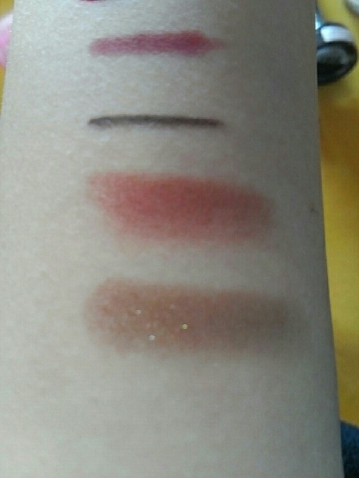 네이처리퍼블릭 오토 립라이너 와인
백젤 아이라이너
모노아이즈 아이앤소울
모노아이즈 마이레이디
(이니스프리꺼는 메이스로 까는거라 색깔이 사진에 아예 안나타나더라구여..ㅎㅎ..)