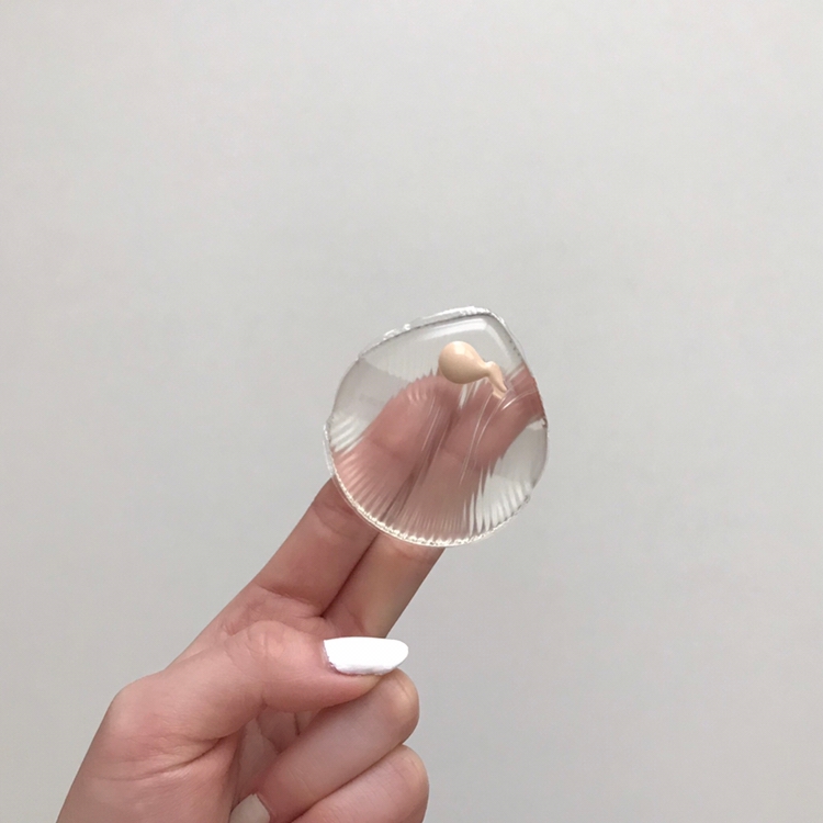 이렇게 파데를 사용할만큼을 쭉 짜주고
피부에 촥촥촥 펴발라줍니다.
위생적이라서 너무 좋은 것 같아요 ~