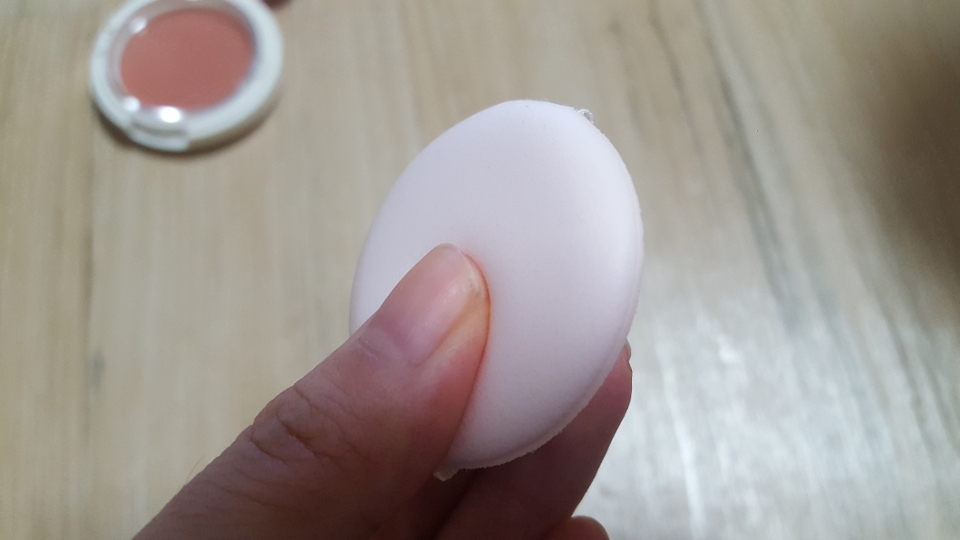 퍼프는 쫀쫀한 제형이구 내용물을 머금기보다는 내뿜을것 같은 그런느낌입니다.
