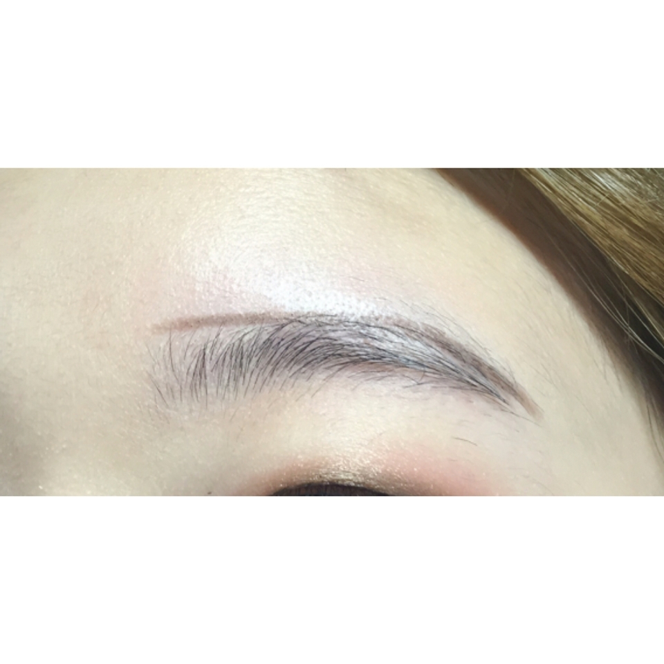 그리고 눈썹 산을 그려주시는데 저는 눈썹 산은 둥글게하다가 밑으로 천천히 내렸어요!