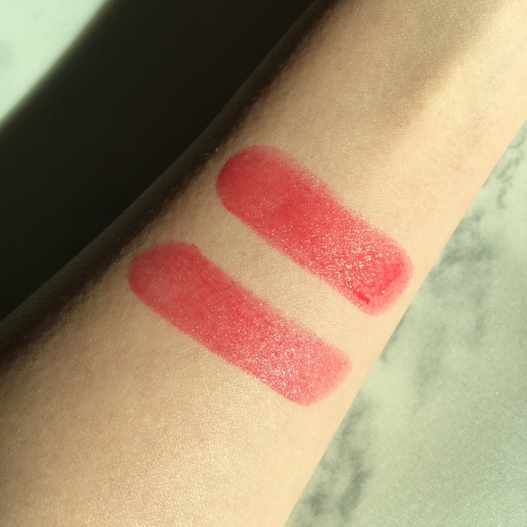 왼쪽이 1회 오른쪽이 3회 발라본거에요!


연한지만은 않은컬러라 잘 티는 안나지만 입술에선 덧바를 수록 더 진하고 글로시한 발색이 가능했어요!



인터넷 후기로는 완존 쿨할 줄 알았는데, 생각보다 쿨하진 않아서 톤 가리지 않고 잘 사용가능 할 것 같았어요!!

제품을 잘 보면 약간 핑크오팔펄이 자글자글 박혀있지만, 딱히 신경쓰이지 않는 정도에요!