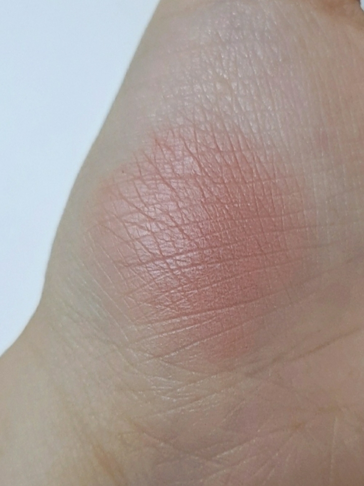 
 주름끼임은 거의 없어요. 

질감이 특이하게 펄이 전혀 없는 무펄 섀도우인데 다른 무펄 섀도우랑 비교하면 살짝 광나는듯한? 느낌이 있어요. 뽀송!이 아니라 벨벳같은 느낌?🤔

 사진에 보이는 것처럼 피부가 좀 건조하다 싶으면  하얗게 각질이 살짝 부각되며 올라오는것 같아용
