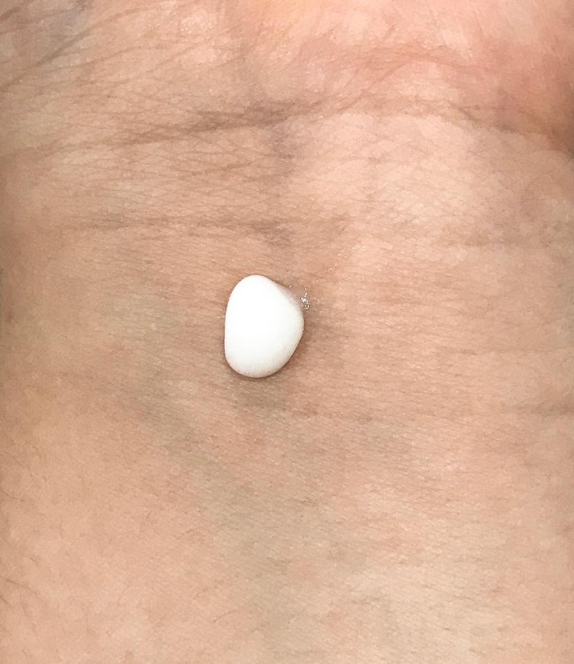 ▫️제형 : 아주살짝- 유분기있는 수분크림제형
▫️사용감 : 사용법은 얇게 발라주라고 되어있어서 발라주었는데 피부속부터 촉촉하게 해주고 마무리감은 끈적거리지않고 보송했어요