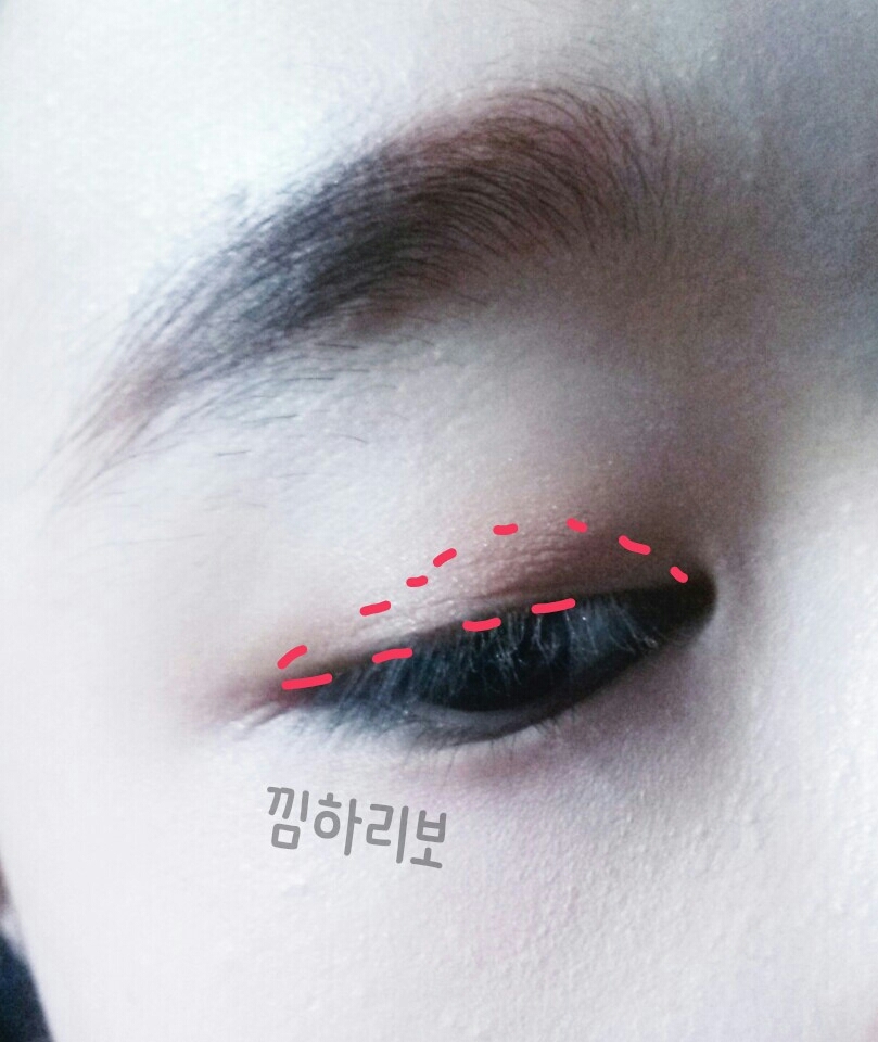 눈두덩이에 전체적으로 브라운 무펄 섀도우를 쳐발합니당
