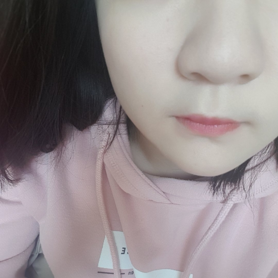 이날 발라봤어요! 보송하고 코에 유분도 덜 올라오더라고요!
선크림에 이것만 코에 바른건데 모공이 없어진..!
(밑 사진 심장약하신분 보지마세요ㅜ)