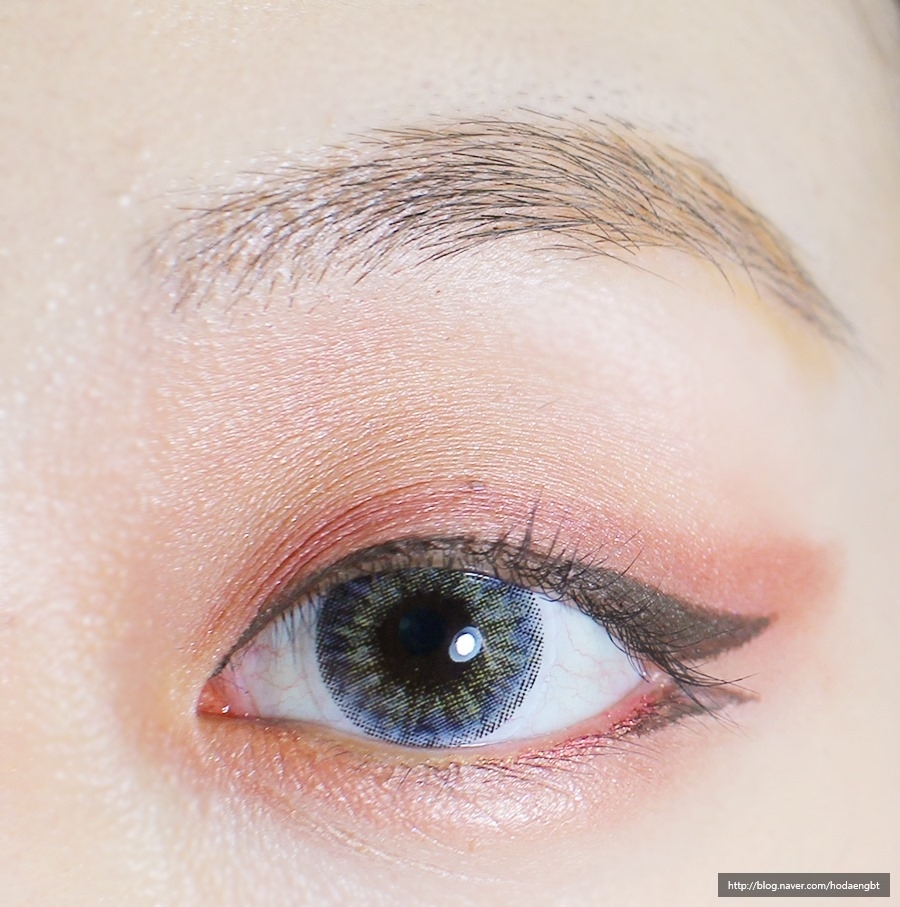 
속눈썹을 붙이고 언더도 속눈썹을 붙이는게 좋지만 저는 언더에 블랙 마스카라로 길게 연장해주고 펜라이너로 눈썹을 몇가닥 그려주었어요  마스카라를 살짝 뭉치게 발라서 좀 풍성해 보이도록 해줍니다
언더 속눈썹이 풍성해 보여야 하는게 포인트!!
