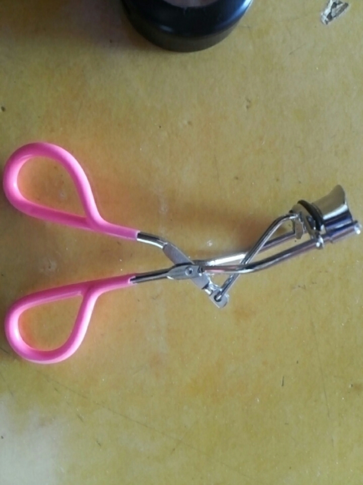 다이소 뷰러입니당ㅎㅎ
1000원이라는 저렴한 가격인데도 불구하고 엄청 잘 찝혀용 근데 너무 세게 찝으면 완전 수직으로 꺾인다능..ㅎㅎ..ㅎ..고무리필2개랑 같이 들어 잇어용👍👍