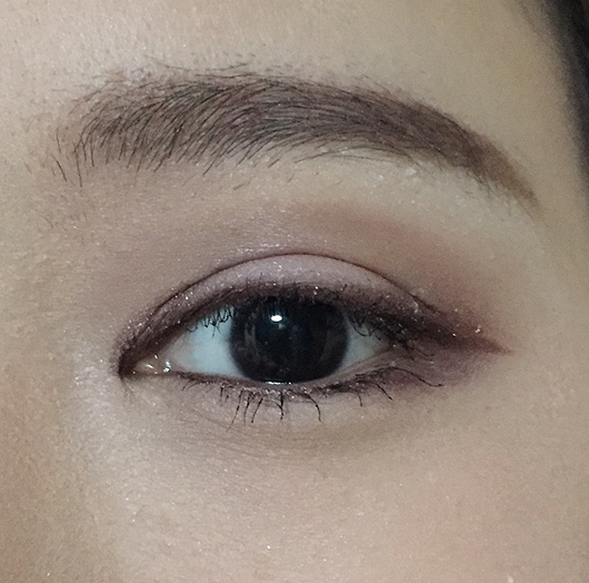 절대 눈꼬리와 이으면 안됩니다!
답답해보이고 눈이 짧아보이게 되요.
깜빡한게 있는데 눈 앞부분도 아이라인을 살짝 칠해주시고
앞트임 효과를 내기 위해 사진과 같이 몽고주름을 0.5-1mm정도 침범해서 그려주세요