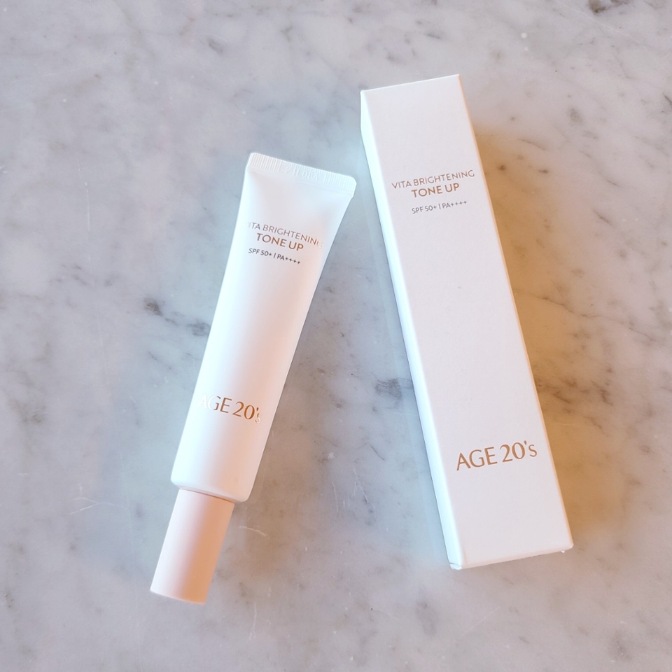 베이스 맛집 에이지투웨니스는 톤업크림도 잘해💕

​

얇고, 촉촉하고, 화사한데다 자외선 차단까지 되는 꾸안꾸 메이크업 찰떡템, AGE 20’s 비타 브라이트닝 톤업크림을 만나 보았습니다!

​

참고로 요거 워터리하게 스며드는 물착 텍스쳐라 답답함 제로, 두께감 제로 라는...😚

