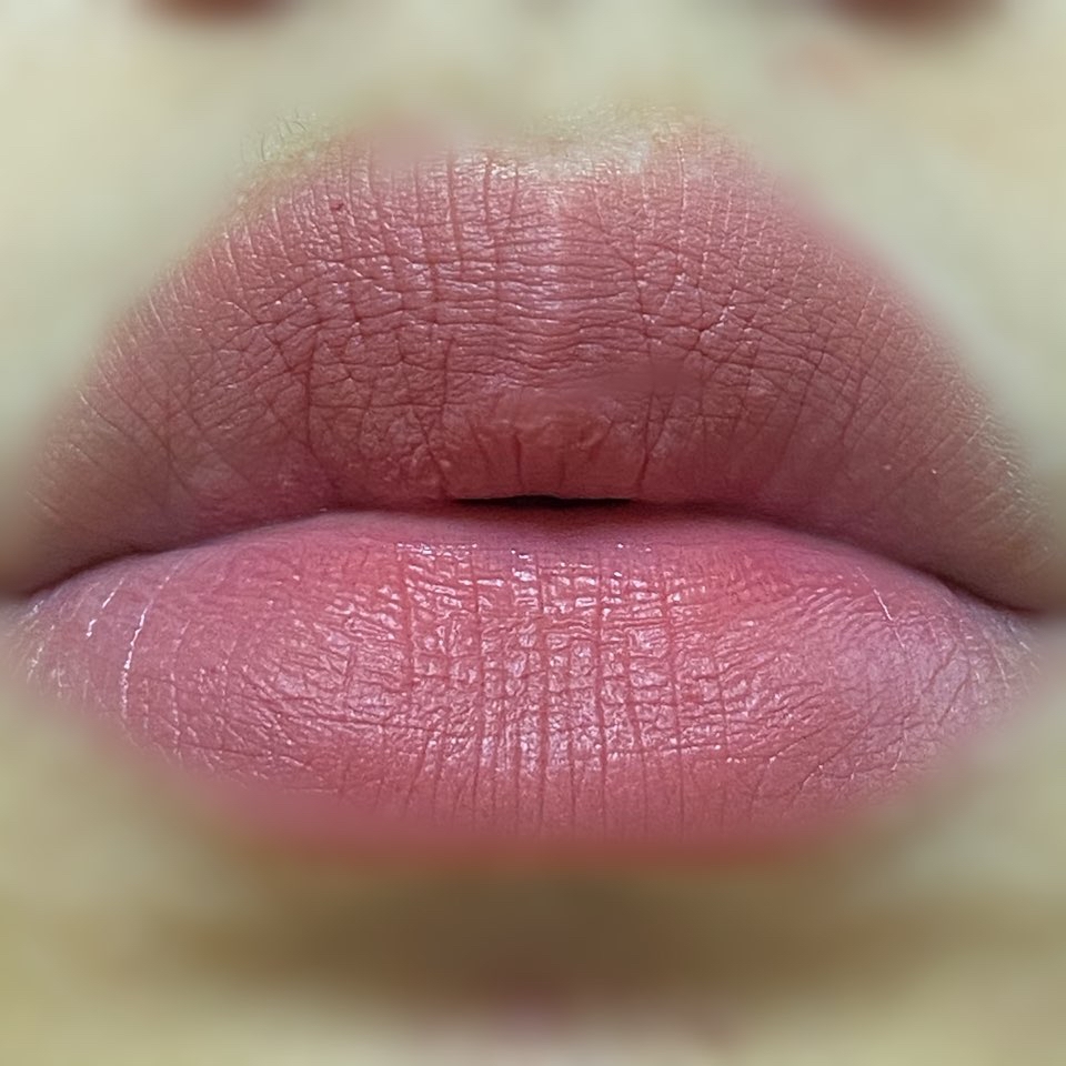 블랙루즈 반쯤 말린 버찌 💗

뮤트한 채도낮은 핑크브라운 립이에요 😉
약간 플럼기가 있어요 😊

여름 뮤트, 가을 뮤트분들 데일리로 예쁠 거 같아요 😌