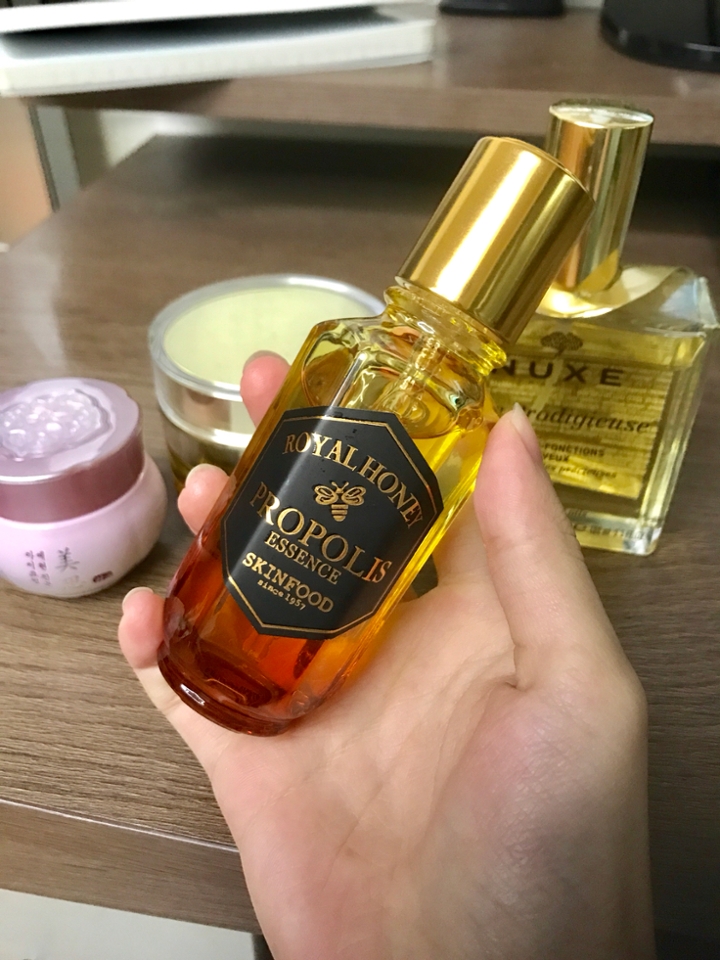 2. 스킨푸드 로얄 허니 프로폴리스 에센스
겨울엔 역시 에센스도 좀 리치하게 써야 하나봐요
꿀 성분이라서 끈적거릴 줄 알았는데
끈적거리진 않고 미끄러운 영양 에센스 느낌! 스포이드에 펌핑해 써야 할 정도로 잘 흘러내립니다
