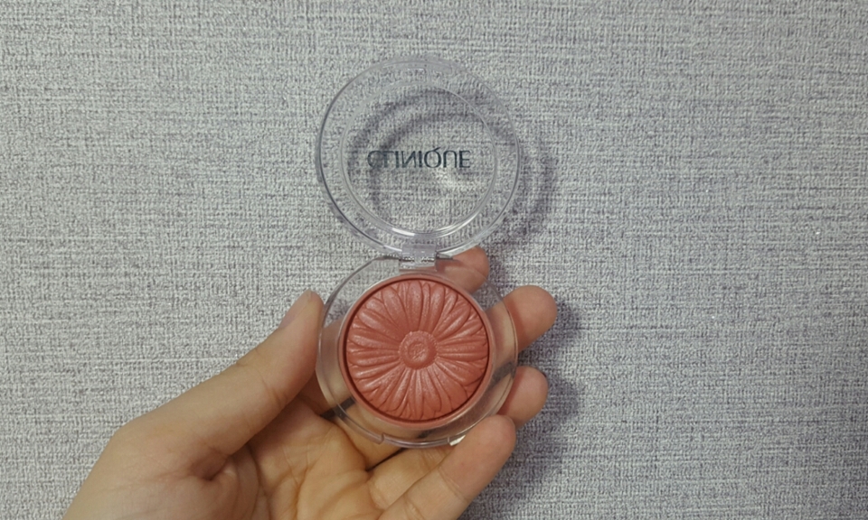 뚜껑을 열어주면 아름다운 국화꽃 무늬와 함께 피그팝이 나타납니다! 예뻐요ㅠㅜ!!