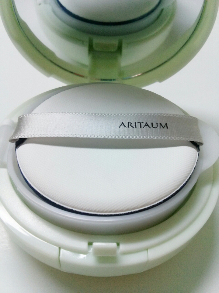 열었습니다! 위에서 말했듯이 퍼프를 세척해도 더러워서 아리따움 가서 낱개로 샀어요😘
에뛰드 퍼프는 그냥그랬던 것 같아요.

거울로 보기 간편하게 구성되어 있네요+_+