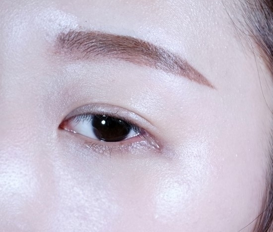 끝으로 비슷한 컬러의 아이브로우 마스카라까지 해주면 저는 눈썹그리기 완성!
지금은 앞머리가 생겨서 사실 눈썹에 공들일 필요는 없는데
그래도 저는 눈썹예쁘게 그리는 과정이 참 좋더라구요!
아이라인보다눈썹에더집착하는 예쁜눈썹덕후였습니다.