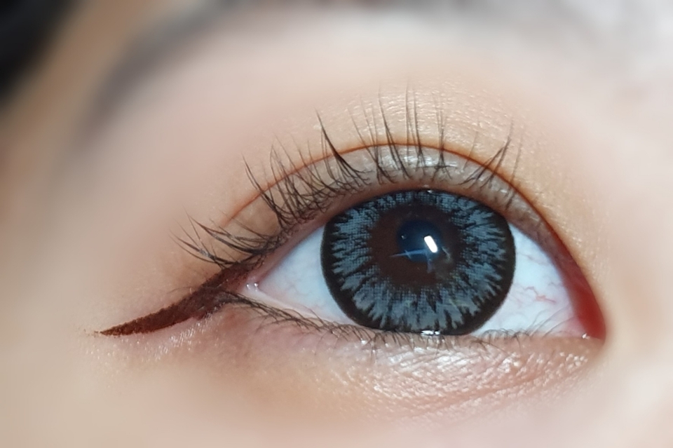 이렇게 겉은 검은색을 띄어야 눈이 커 보이는것 같아요!