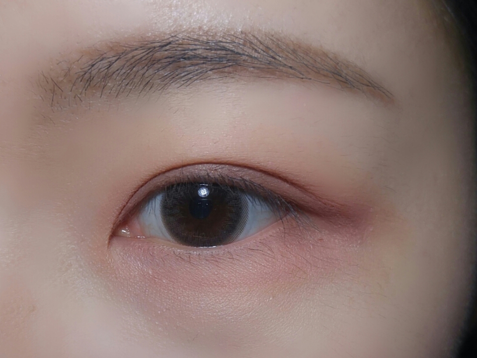 저는 아이라인 브러쉬가 따로 없어서 살짝 탱탱한 작은 납작브러쉬로 했더니 발색이 진하게 안되더라구요ㅠㅠ 그래도 이렇게 발라주면 자칫 부해보일 수 있는 핑크컬러를 자연스레 잡아준답니다👍