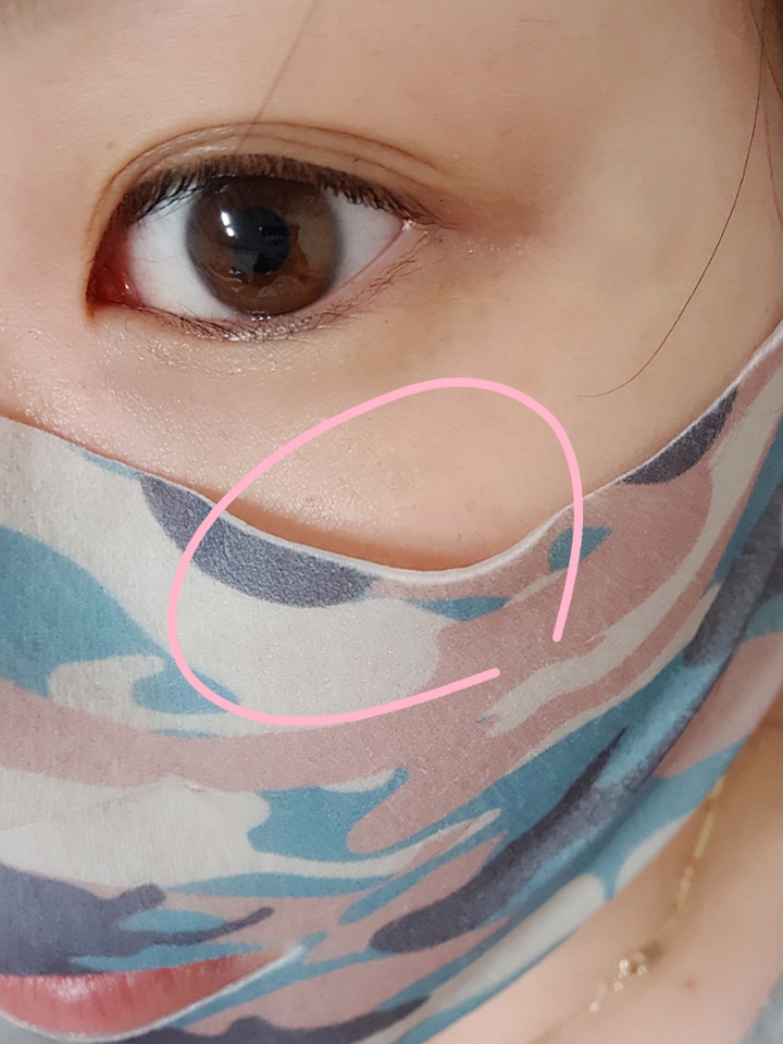 광대쪽이 뜨더라구요!근데 이마저 땡겨서 붙으면 코가 눌릴것같은 느낌..? 그래서 전 코쪽으로 모아붙였답니다..ㅋㅋㅋ